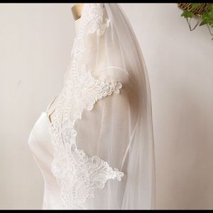 Fingertip wedding veil, lace trim